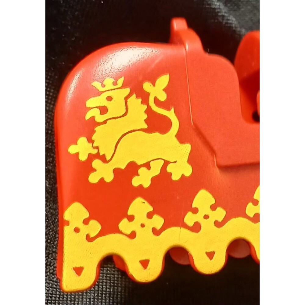 LEGO Red Horse Barding Yellow Lion Ruffled Edge 2490px3 Vintage Castle 6060 - Picture 2 of 8